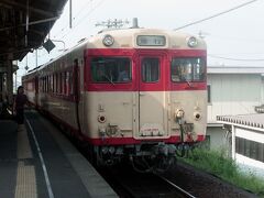 福井駅からは、8時05発の長浜行の普通列車で敦賀駅へと向かう。
敦賀駅には8時59分に到着し、そこから小浜線に乗り換えて丹後を目指す。
乗り込んだのは、9時19発の東舞鶴行の急行『わかさ』だ。

※急行『わかさ』は、現在運転されていません。