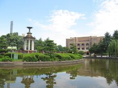 ＜鶴舞公園＞
鶴舞（つるま）公園　名古屋市最初の公園（1909（明治42）年設置）
設計：本多静六（林学博士）、鈴木禎次
翌年、1910（明治43）年に開催の第10回関西府県連合共進会※の会場確保の為に整備されたそうです。※名古屋開府300年を記念して開催した3府28県・台湾も参加の博覧会、入場者数263万人。
JR中央線鶴舞（つるまい）駅か名古屋市営地下鉄鶴舞（つるまい）線鶴舞（つるまい）駅下車すぐです。地名としては「つるまい」なので、鶴舞公園は「つるま」ですが、つるまい公園で通じます。
左は噴水塔（1910（明治43）年、1977（昭和52）年復元・設計：鈴木禎次）、右が名古屋市公会堂