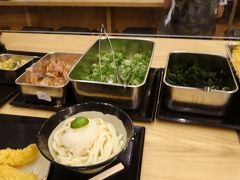 第２ターミナルに到着です。出発前にいつものうどん屋さん「丸亀製麺」でお食事！トッピングをしまくります！