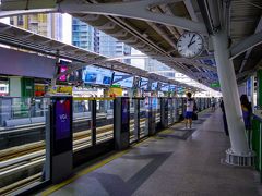 ◆空いていた
雨で仕方がないので、一駅だがＢＴＳに乗ることに。