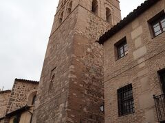 そして、何とかたどり着きました。「サント・トメ教会」です。

「サント・トメ教会」は12世紀に「アルフォンソ6世」が建造した教会ですが、荒廃していた教会をオルガス伯爵が私財を投じ14世紀に再建したそうです。そのときに建築された、教会のシンボル「モサラベの塔」は現在トレドに残る最も素晴らしいムデハル様式だと言われています。
