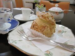 ＜この日のおやつ＞
伊勢久株式会社本社屋と愛知県庁大津橋分室を見学後、暑さに負けて、たまたま通りかかったフレンチレストランに併設の上品なカフェに避難。この辺りは日曜日の昼間は人出が少ない上、コロナ禍で他にお客さんはいませんでした。
パリジェンヌセット・700円（税込）＠カフェ・ドゥ・ラ・スースANN
オーダー入ってから、シュークリームを準備するので、シューはサクサク、クリームはカスタードのみですが美味しかったです。コーヒーもその場で豆を挽いて１杯ずつ淹れてくれます。