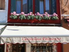 ガルッピ通り (Via Baldassarre Galuppi)

可愛らしいお店なので思わず写真を撮ったら、ブラーノ島が発祥とされる
ビスケットのような焼き菓子ブッソラ(bussolà)で有名な
カルメリーナ・パルミサーノ(Carmelina Palmisano)というお店でした。
