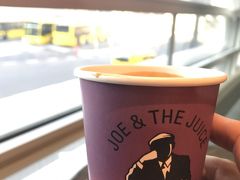 朝焼けと共に、デンマーク生まれの「JOE &THE JUICE」でカプチーノを飲む。
そして、空港ぶらぶら６時間…笑