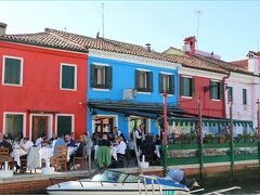 "Via Giudecca"（ジュデッカ通り）

運河沿いにずら～っとテラス席が並んでいるのは
「アル ガット ネロ」(Al Gatto Nero)という
第一候補だったレストランです。

ブラーノ島では街歩き(写真撮影)を優先し、時間が余ったら
ここでランチしようかと思っていたのですが、先ほど前を通った時
すでにランチもディナーも予約で満席とプラカードに書かれており
諦めたのでした。

客層も通りすがりの観光客というよりもグルメっぽい方たちばかりで
やはり予約は必須のようです。

https://www.gattonero.com/