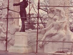 市立公園内のヨハン・シュトラウスの像。ある時期から金箔でおおわれている。
１９７９年に来た時の写真でもまだ金箔ではない。