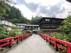 宿に車を止めて、温泉街を散策。
まずは千と千尋の湯屋に似ていると話題の積善館。