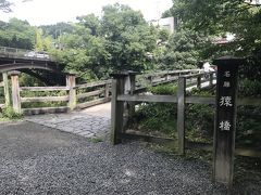 新宿を出て1時間半ちょい、最初の目的地・猿橋へ。
パワースポットだそうですがあまりパワーは感じなかった^^;
錦帯橋などと並び「日本三大奇橋」のひとつなんだとか……バスツアー の定番立ち寄りスポットになっているらしく、入れ替わり立ち替わりお客さんの姿が。