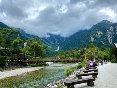 上高地バスターミナルで下車して　徒歩5分　有名な河童橋に到着です。

到着時は、あいにくの曇り空。
上高地で2泊するので　晴れ間に期待しましょう！

