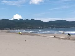 海辺に行ってみると、サーファーの方々がサーフィン楽しまれています