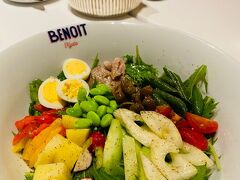 夕食はホテル敷地内にあるブノワを予約していました。
前菜、メイン、デザートを選べるプリフィクスコースをいただきます。

前菜は、ニース風サラダ。
結構ボリューミーです。普段だったら食事はこれだけでいいくらい。