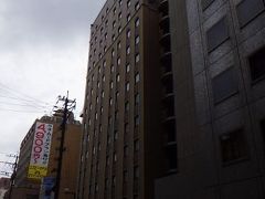 東横イン博多口
本来は向かいにある離れで宿泊する予定だったが、そちらが改修工事か何かで閉鎖されていたので、本館で泊まった。