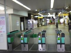 貝塚駅
西鉄の駅と地下鉄の駅が同居していて、改札口の奥に改札口がある。