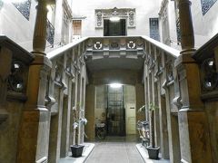 22日・23日に泊まったHostal Girona。Casa Enric Rogerというモデルニスモ建築に入居しています。1888-90年、Enric Sagnier i Villavecchia。建物のこの大階段に惹かれて、どうしてもここに泊まりたかった。
