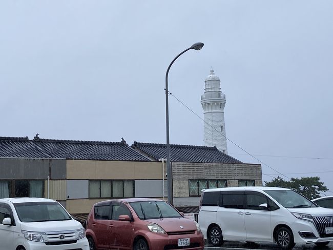 そんな中、出雲日御碕灯台まで来てみましたが・・・雨がひどくて車から降りる気になれず。。。<br />駐車場から遠目にパチリ。<br />また来ることもあるでしょうし・・・次は陸路で自走かな(´ー｀)<br />この雨の中、散策しても仕方ないので、松江の方に戻りますかね。。。