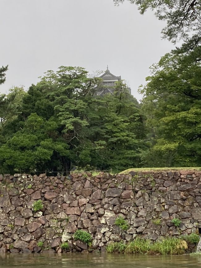 松江城へ。<br />・・・雨が止む気配がないので、遠目に眺めて終了。<br />なんだか、こんなにモチベーションが上がらないのは久しぶりかもです(・_・;)<br />雨のせいですかね。。。