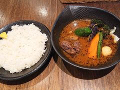 「エゾシカ to 野菜カレー(オリジナルスープ仕立て)」￥1,730。
大きな具の野菜、エゾシカの肉が美味しそう。
ライスもボリュームが凄い。