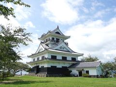 この辺に城山公園というお城のある公園があるので行ってみました。
駐車場に車を止めて高台まで登ります。

緩やかな坂道を15分くらいかけて登ります。暑くて辛い…。汗だくになりながら運動不足を実感。。

この館山城は観光用に建てられたものらしいです。中には入りませんでしたが博物館になっているようでした。
桜の時期はきっと綺麗だろうね～。

