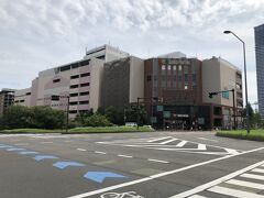 交差点の向こうにワールドポーターズが見えますが