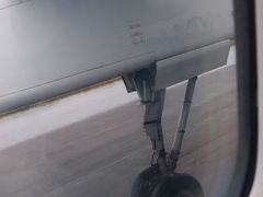 高知龍馬空港到着！
写真のとおり、滑走路を水が走るほどに雨が降っていました。
この日の高知は雷雨激しく、着陸も最初の挑戦は不可となりしばらく室戸岬のあたりで天候回復を待っていました。
ちょっとエアポケットに落ちてひょっ！？と声が出そうになったのも無事の到着で良い思い出です。