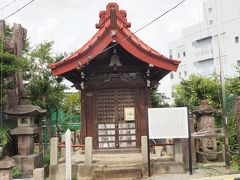 大山道道標と大山不動堂