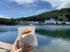 ナビは集落を抜ける道を案内するが、波浮港バス停から港をつっきっていくと行きやすかった。

鵜飼商店のコロッケ。あげたてアツアツで美味い。
島外の客は持ち帰りのみ。港を見ながらいただく。