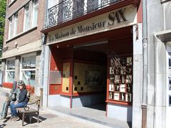 この通りには、“アドルフ・サックスが生まれた家”（La Maison de Monsieur Sax）もお約束どおりあります。

現在は小さな博物館となっている彼の生家の前には・・・。