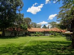 レイク・ナイバシャ・カントリ・クラブの建物が見えてきました。
芝庭の緑、屋根のオレンジ、空の青と雲の白。色の配合が美しい！
もう一度ケニアに来る機会があればぜひここに泊まってみたいですね。