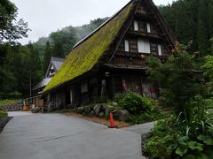 どうにか飛騨高山経由ですが平湯へたどり着きました。
この辺りはバスでしか来たことがなくて知らなかったのですが、有料道路を通らないと峠越えをすることができないようです。
道に迷っていると苔むした茅葺の合掌造りの家を見つけました。