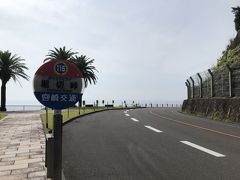 道を少し引き返し、堀切峠に立ち寄ってみました。
（駐車スペースは数台あります）
このカーブを曲がると、