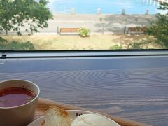 モーニングの看板を見つけたので入店。

芦ノ湖を見ながらの朝食です。