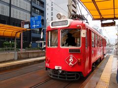 さて、昨日購入した「電車一日乗車券」使用開始です。
目的地は高知県立美術館。昨日乗った路面電車は縦のライン、美術館最寄り停留場は横のラインなのでホテルから近い横のラインにある駅へやってきました。ここは堀詰停留場。
写真はごめん駅行きの電車が到着するところです。これに乗車して出発します。