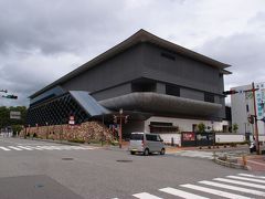 今朝乗った停留場を通り過ぎてふたつめ、高知城前停留場からてくてく歩いてすぐ、目的地が見えました。高知県立高知城歴史博物館、開館が2017年と、比較的新しい施設のようです。