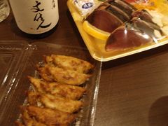 時刻は15時過ぎ、ホテルに戻ってきました。
おやつ代わり？　にと、ひろめ市場で購入した餃子とかつおのたたきをいただきます。
食べて飲んで、ちょっと休んだらこの後は高知駅まで行ってきます。
