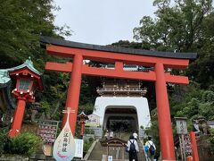 仲見世通りを抜けると見えてくるのは江島神社。
安芸の宮島、近江の竹生島と並んで、日本三大弁財天の一つだそうです。