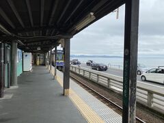 江ノ島駅から2つ目の鎌倉高校前駅で降りました。
ここからさらに2つ先の稲村ヶ崎駅まで、海岸線の景色を楽しむことが出来ます。