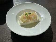 三宮に移動して、ランチタイム。
ちょうど今日のお宿「みなと温泉　蓮」へのシャトルバス 乗り場がある
ミント神戸のレストラン街にある、
小籠包で有名なお店へ。
ランチセットの前菜として、エビが乗った豆腐。
いやいや、これからしてうまいです。