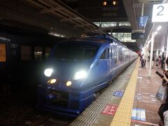 　博多駅に到着、20分ちょっとの乗り換えでソニック57号に乗り込む。さすがに結構混んでいました。そしてこちらは小倉駅で電車の進行方向が変わります。