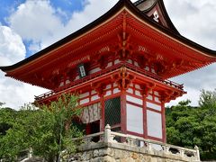 清水寺　仁王門
八坂の塔を見た後、京都鉄道博物館へ向かう予定だったが、清水寺が徒歩圏内と知り、行ってみる事に。ざっと見て行くつもりだったが、満喫してしまい、京都鉄道博物館はお預けとなった。