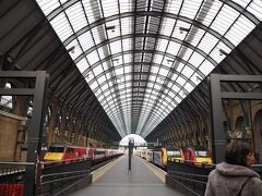 着きました～！
ロンドンの主要駅、キングスクロス駅
天窓が印象的です