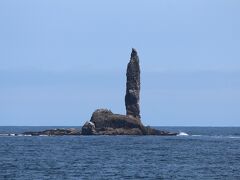 断崖・奇岩の連なる積丹街道ですが、まず、ローソク岩が見えてきます。高さは４６ｍあるのですが、沖から５５０ｍあるので肉眼ではかなり小さくしか見えません。これが私の望遠レンズで確認できる最大の画像です。よく見ると羽を休める水鳥たちの横の岩の上に小さな鳥居があるのが今回初めてわかりました。