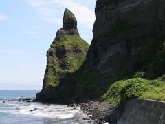 トンネルがいくつも続く国道を進んで古平町の豊浜トンネルを過ぎると、右側にセタカムイ岩が見えます。「セタカムイ」というのはアイヌの伝説から生まれた言葉で「犬の神（遠吠えをする姿に似ています）」を意味します。