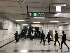 地下鉄9号線「914 国会議事堂」駅から数字の少ない方に1つ進んだ
「913 堂山（タンサン）」駅で地下鉄2号線「237 堂山」駅に
乗り換える際に改札を通りました。

T-moneyカードの残金は変わらず。

エスカレーターで上にあがると地上にあるホームに出ましたが、
反対側のホームだったため、またエスカレーターで下におりて
ロスタイム。。