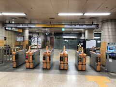 韓国・ソウルの地下鉄6号線「621 望遠（マンウォン）」駅の改札の
写真。