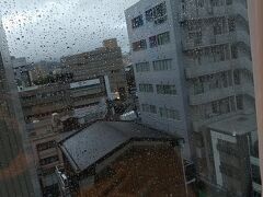 前回からの続き

朝方にかけて雷雨が激しく、半開きになっていたカーテンから漏れる雷の閃光で起きる。頑丈な建物にもかかわらず横なぶりの雨が叩きつけているのがわかった。ぼーっとニュースを見ていたらまさにいる長崎市で1H100ｍ超の雨が観測されたとか。。。

今日はみんなの九州きっぷ初日。
これから乗る長崎本線が無事であることを。。