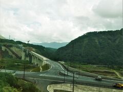 車窓からは新しく建設中である新阿蘇大橋を望む。

かつてバスでこの橋を渡り、高千穂へ行ったことが懐かしい。
熊本地震では崩落によって痛ましい事象も発生したが橋でもあるが
将来希望の架け橋となってほしい。