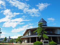 右側手前に建っているのが現在の松本市立開智小学校で、左側奥に建つのが旧開智学校校舎。
松本市立開智小学校をぐるっと大回りして…