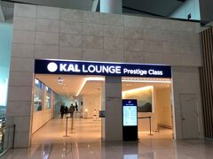 韓国・仁川国際空港第2ターミナル4F
『KAL Lounge Prestige Class Lounge』

搭乗口249番ゲート付近にある大韓航空のラウンジ
『KALラウンジプレステージクラス（ウエスト）』のエントランスの
写真。

搭乗口253番ゲート付近にある『KALラウンジプレステージクラス
（イースト）』は次の旅行記に載せますね。

今回大韓航空のビジネスクラス（プレステージクラス）に搭乗するので
こちらのラウンジを利用することができます。