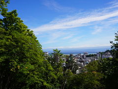 小樽公園の小山を登り見晴らし台まで。
まあ素晴らしい！
けど、木が大きくなりすぎて景観が遮られたんだって。
お爺ちゃんが教えてくれました。