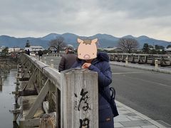 渡月橋にやってきました。カップルで渡ると別れるとうわさの渡月橋です。

ちらほら人も増えてきました。